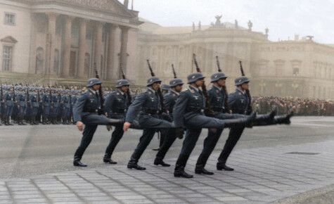 Duitse soldaten paraderen voor de Rijksdag en de wereld negeert het