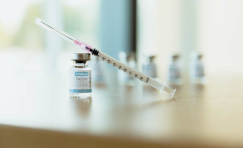 Duitse zorgverzekeraar waarschuwt voor bijwerkingen vaccin